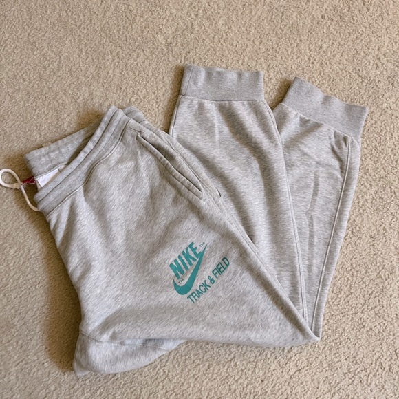 SOLD Men’s NIKE Track & Field jogger sweatpants. Size XL - Picture 1 of 7